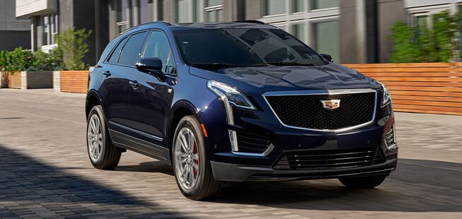 Cadillac XT5 2022, camioneta familiar con parrilla de diseño sport y faros intellibeam